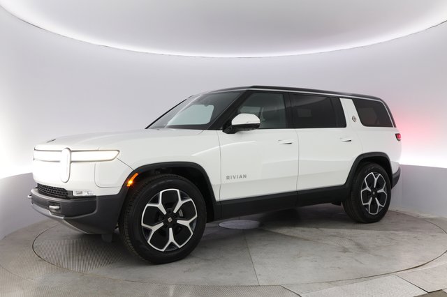 2023 Rivian R1S — photo 14 of 24