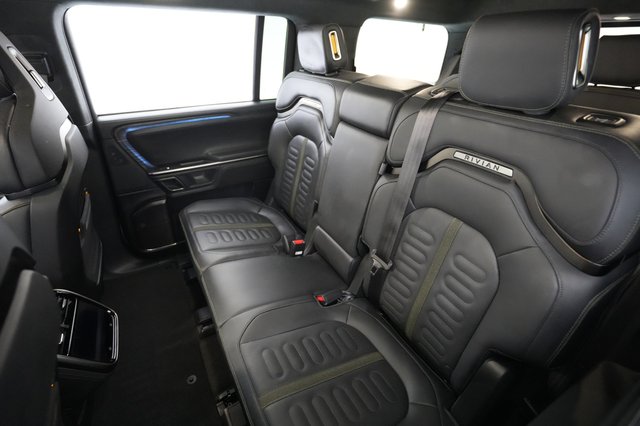 2023 Rivian R1S — photo 19 of 24