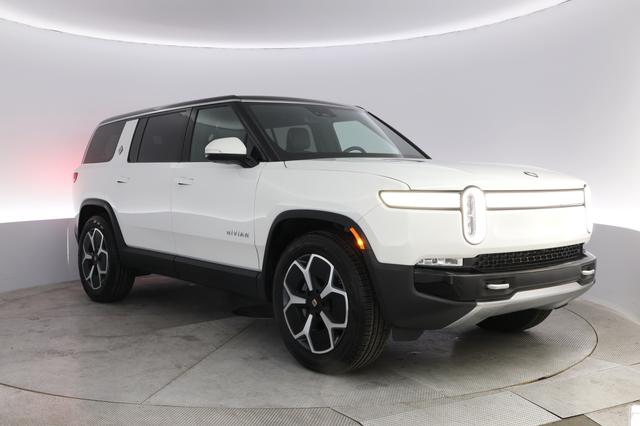 2023 Rivian R1S — photo 10 of 24