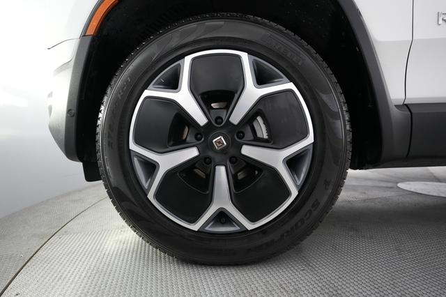 2023 Rivian R1S — photo 7 of 24