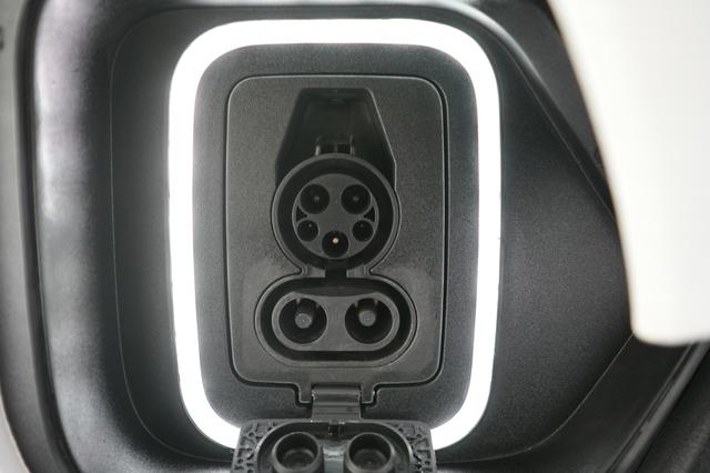 2023 Rivian R1S — photo 8 of 24