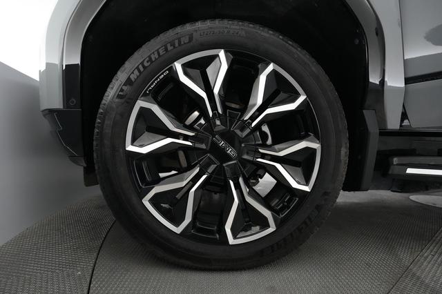 2024 GMC Sierra EV — photo 7 of 15