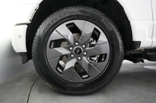 2022 Ford F-150 Lightning — photo 10 of 16