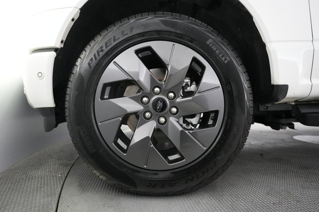 2022 Ford F-150 Lightning — photo 10 of 16