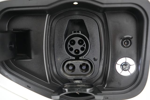 2022 Ford F-150 Lightning — photo 8 of 16
