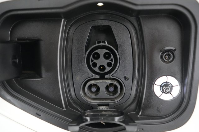 2022 Ford F-150 Lightning — photo 8 of 16