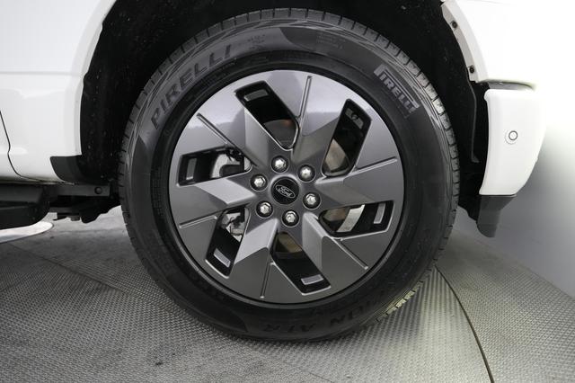 2022 Ford F-150 Lightning — photo 7 of 16