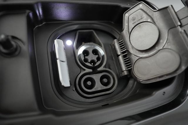 2023 BMW i4 — photo 8 of 20