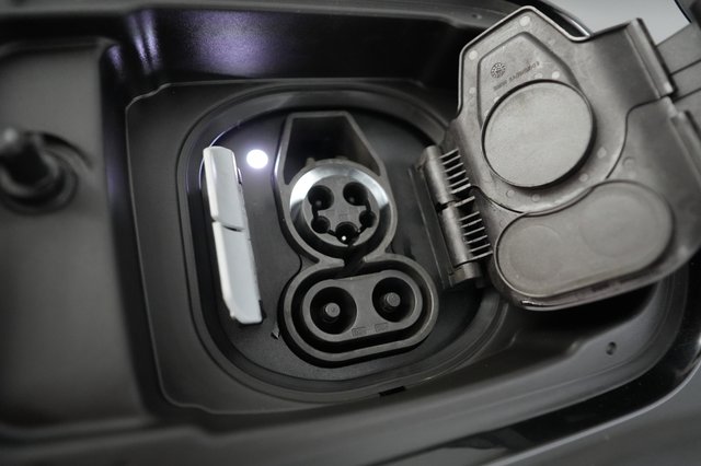 2023 BMW i4 — photo 8 of 20
