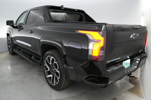 2024 Chevrolet Silverado EV — photo 2 of 16