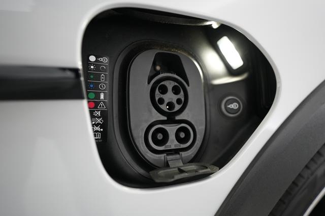 2022 Porsche Taycan — photo 8 of 22
