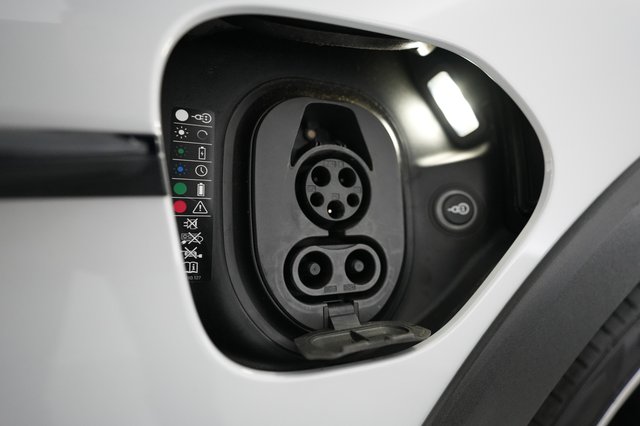 2022 Porsche Taycan — photo 8 of 22