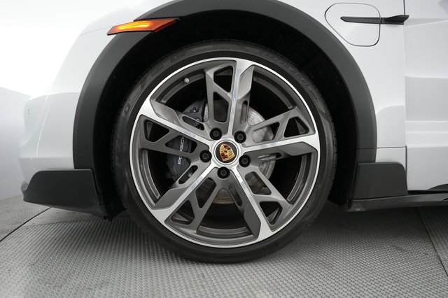2022 Porsche Taycan — photo 16 of 22