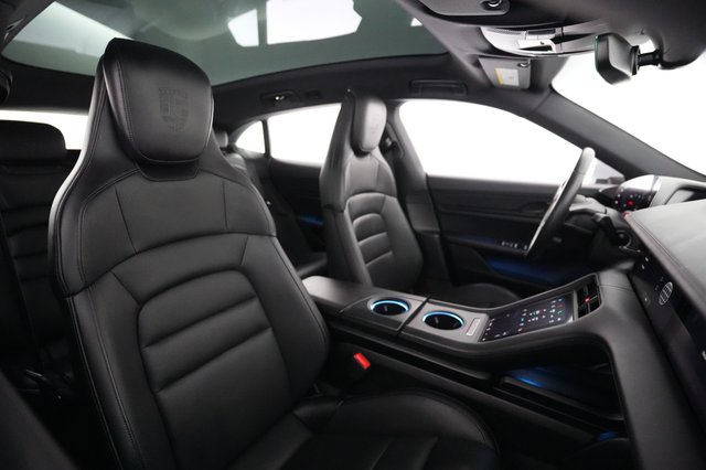 2022 Porsche Taycan — photo 18 of 22