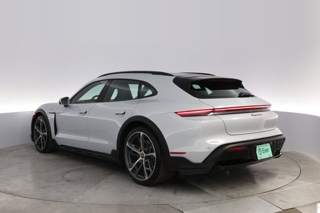 2022 Porsche Taycan — photo 13 of 22