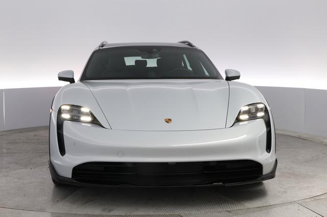 2022 Porsche Taycan — photo 9 of 22