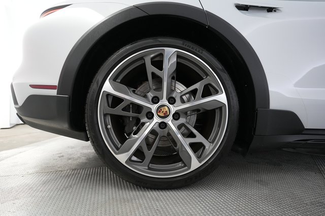 2022 Porsche Taycan — photo 7 of 22