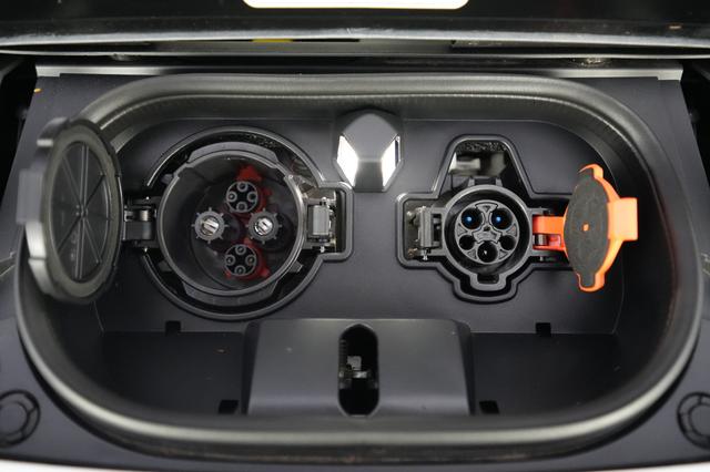 2023 Nissan LEAF — photo 8 of 20