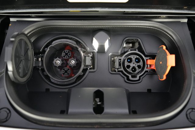 2023 Nissan LEAF — photo 8 of 20