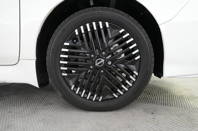 2023 Nissan LEAF — photo 17 of 20