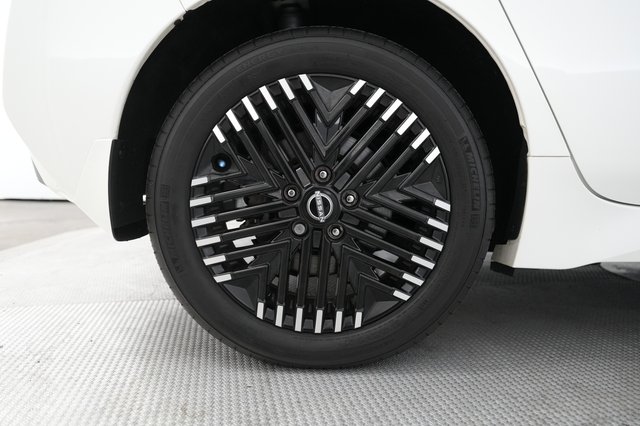 2023 Nissan LEAF — photo 16 of 20