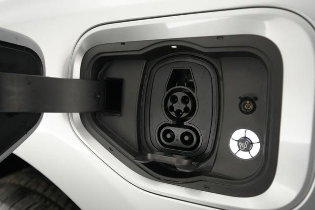 2024 Ford F-150 Lightning — photo 8 of 16