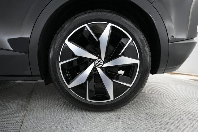 2025 Volkswagen ID.4 — photo 17 of 21