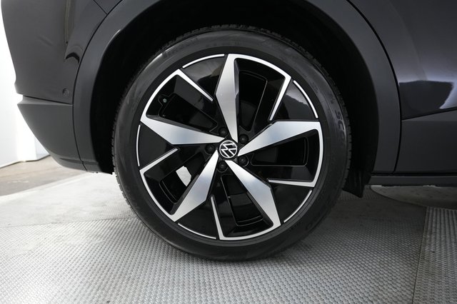 2025 Volkswagen ID.4 — photo 15 of 21