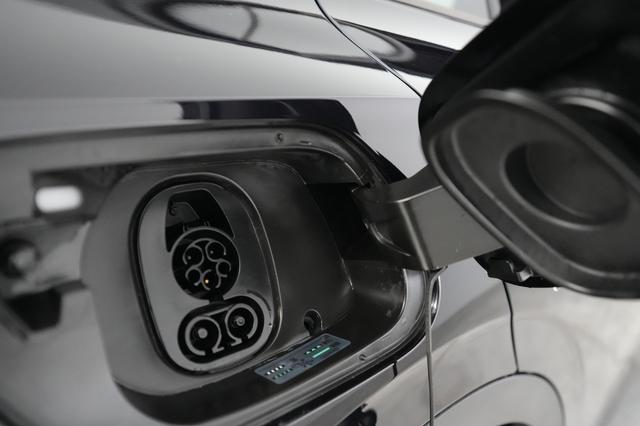2025 Volkswagen ID.4 — photo 8 of 21