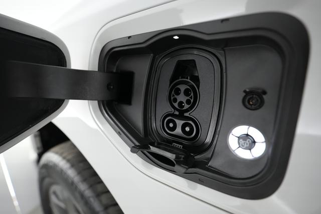 2023 Ford F-150 Lightning — photo 8 of 15