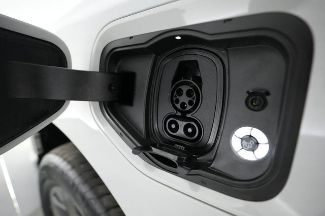 2023 Ford F-150 Lightning — photo 8 of 15