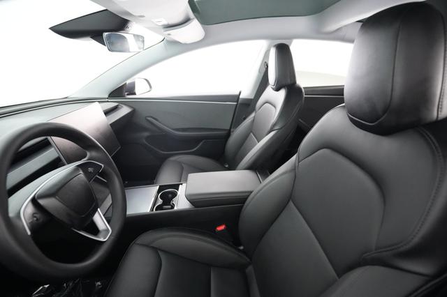 2025 Tesla Model 3 — photo 3 of 21