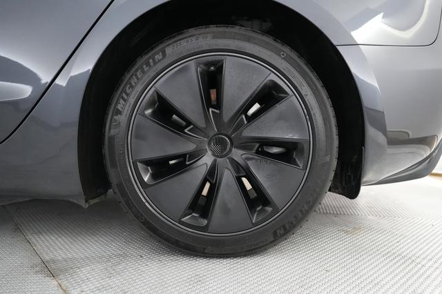 2025 Tesla Model 3 — photo 7 of 21