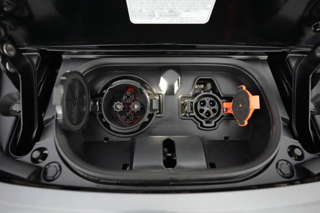 2023 Nissan LEAF — photo 8 of 20