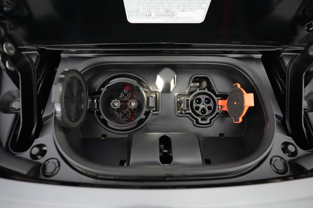 2023 Nissan LEAF — photo 8 of 20