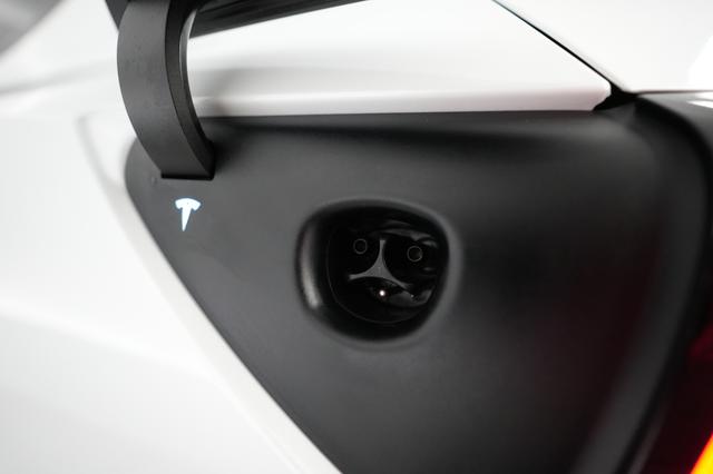 2024 Tesla Model Y — photo 8 of 21
