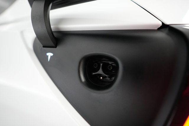 2024 Tesla Model Y — photo 8 of 21