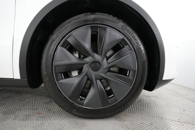 2024 Tesla Model Y — photo 17 of 21