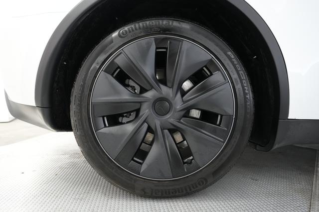 2024 Tesla Model Y — photo 7 of 21
