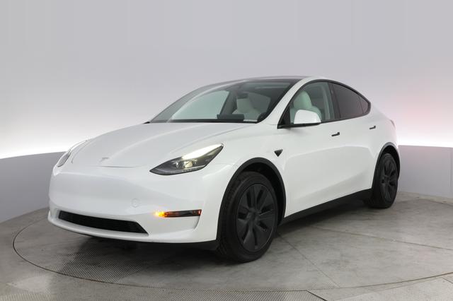 2024 Tesla Model Y — VIN 7SAYGDED2RF184599
