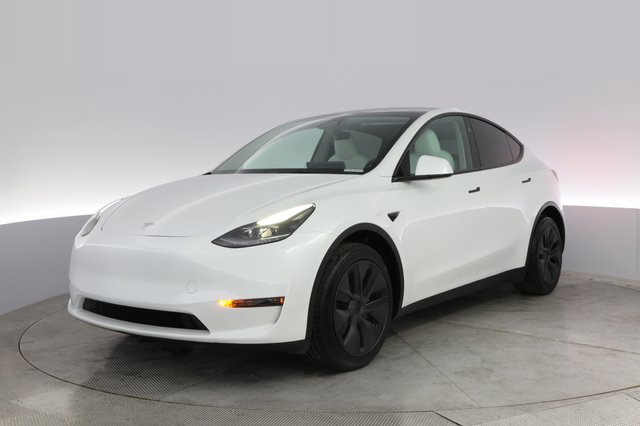 2024 Tesla Model Y — VIN 7SAYGDED2RF184599