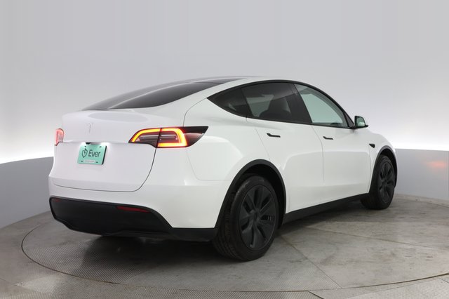 2024 Tesla Model Y — photo 2 of 21