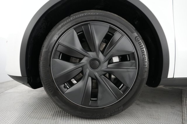 2024 Tesla Model Y — photo 16 of 21