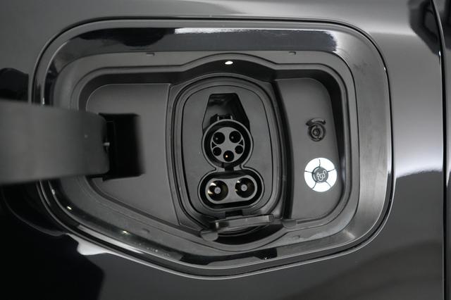 2022 Ford F-150 Lightning — photo 8 of 18