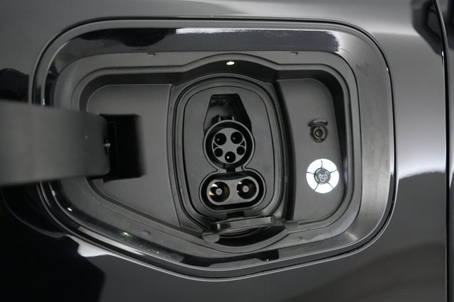 2022 Ford F-150 Lightning — photo 8 of 18