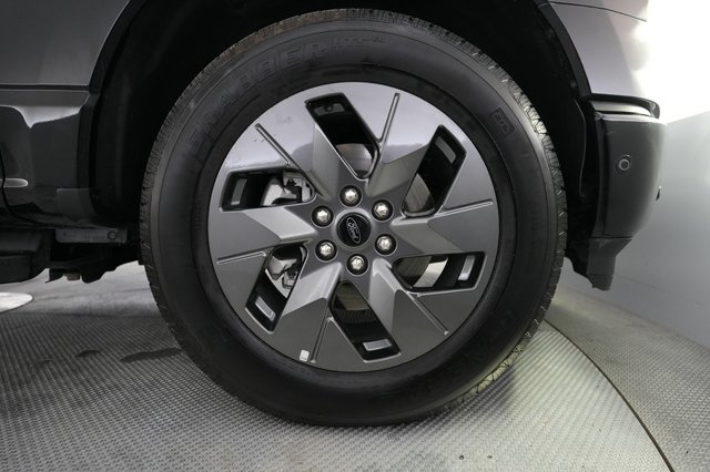 2022 Ford F-150 Lightning — photo 11 of 18