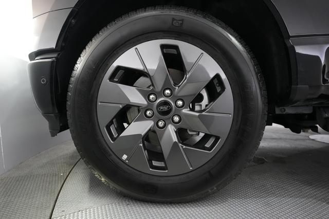 2022 Ford F-150 Lightning — photo 9 of 18