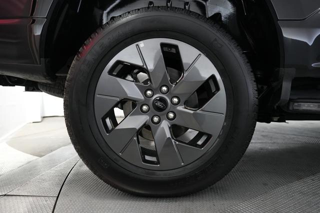2022 Ford F-150 Lightning — photo 10 of 18