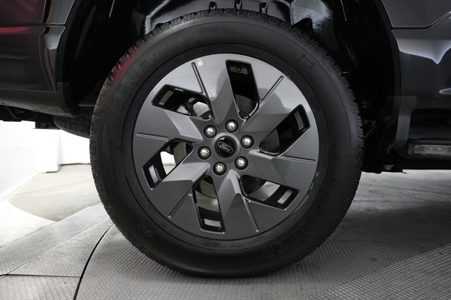 2022 Ford F-150 Lightning — photo 10 of 18