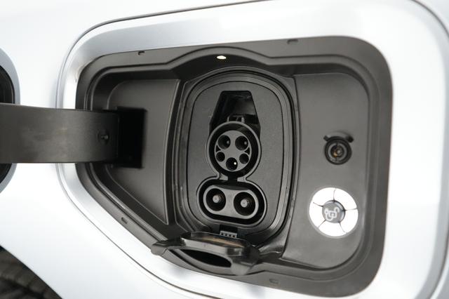 2022 Ford F-150 Lightning — photo 8 of 16